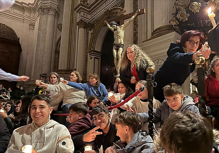 Granada recibe la Luz de Belén a pocos días de una nueva Navidad